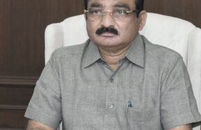 बँकेत पैसे घेण्यासाठी आलेले दुष्काळग्रस्त शेतकरी