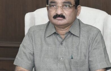 बँकेत पैसे घेण्यासाठी आलेले दुष्काळग्रस्त शेतकरी