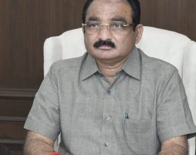 बँकेत पैसे घेण्यासाठी आलेले दुष्काळग्रस्त शेतकरी