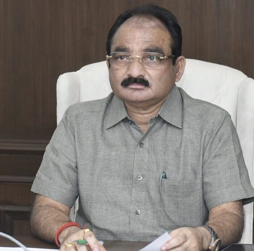 बँकेत पैसे घेण्यासाठी आलेले दुष्काळग्रस्त शेतकरी