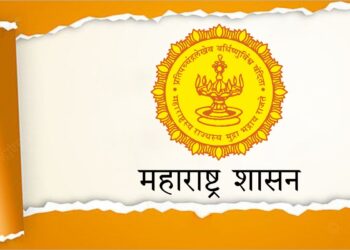 वनहक्क दावे आणि पट्टे वाटपाची कागदपत्रे तपासणारे अधिकारी