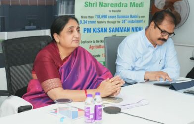 पुणे जिल्हाधिकारी कार्यालयात दूरदृश्य प्रणालीद्वारे कार्यक्रमात सहभागी झालेले अधिकारी