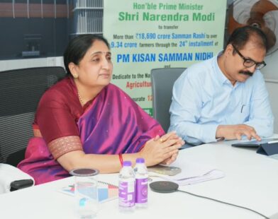 पुणे जिल्हाधिकारी कार्यालयात दूरदृश्य प्रणालीद्वारे कार्यक्रमात सहभागी झालेले अधिकारी