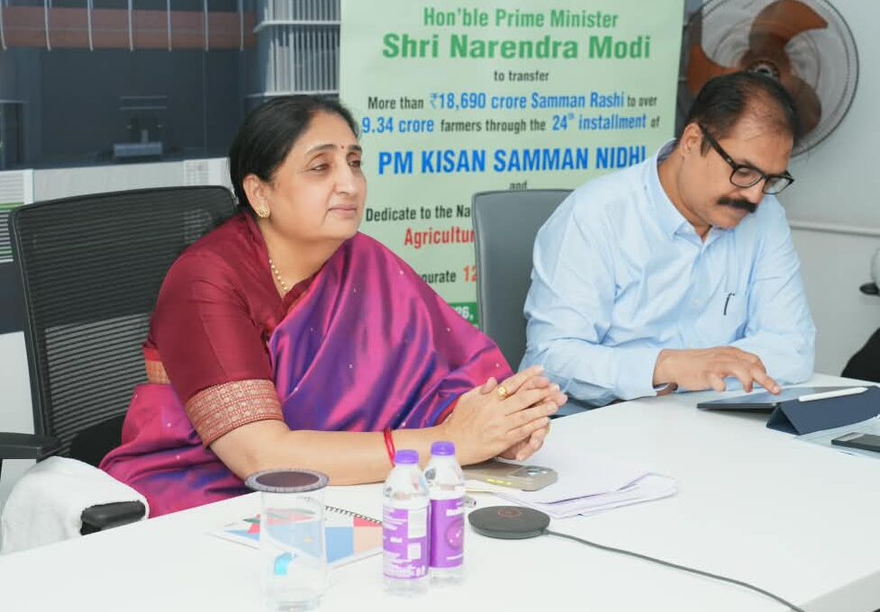 पुणे जिल्हाधिकारी कार्यालयात दूरदृश्य प्रणालीद्वारे कार्यक्रमात सहभागी झालेले अधिकारी