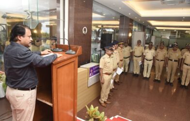 मंत्रालयात सरदार वल्लभभाई पटेल यांच्या प्रतिमेस पुष्पहार अर्पण करताना प्रधान सचिव डॉ. अतुल पाटणे