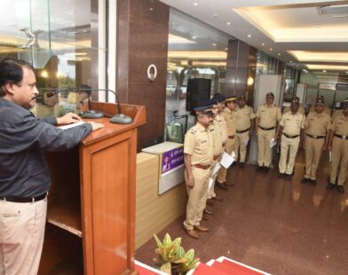 मंत्रालयात सरदार वल्लभभाई पटेल यांच्या प्रतिमेस पुष्पहार अर्पण करताना प्रधान सचिव डॉ. अतुल पाटणे
