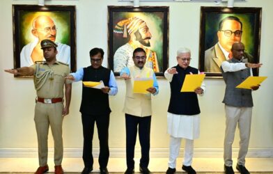 लोकभवनात सत्यनिष्ठा प्रतिज्ञा देताना राज्यपाल जिष्णु देव वर्मा