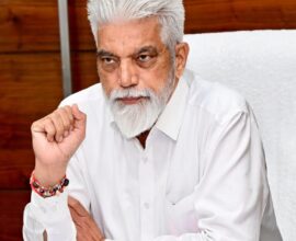 शाळांमध्ये ई-कचरा संकलन अभियानादरम्यान जनजागृती करताना विद्यार्थी व शिक्षक