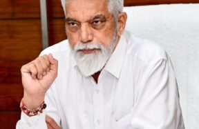 शाळांमध्ये ई-कचरा संकलन अभियानादरम्यान जनजागृती करताना विद्यार्थी व शिक्षक
