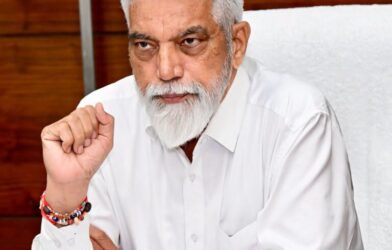 शाळांमध्ये ई-कचरा संकलन अभियानादरम्यान जनजागृती करताना विद्यार्थी व शिक्षक