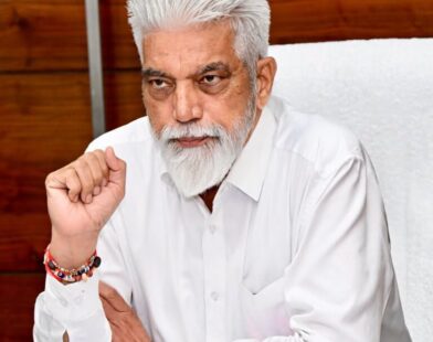शाळांमध्ये ई-कचरा संकलन अभियानादरम्यान जनजागृती करताना विद्यार्थी व शिक्षक