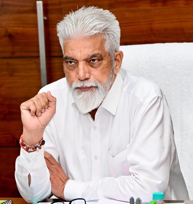 शाळांमध्ये ई-कचरा संकलन अभियानादरम्यान जनजागृती करताना विद्यार्थी व शिक्षक