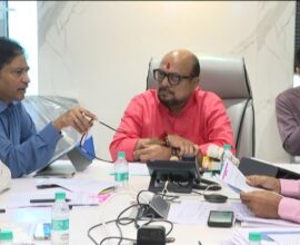 पाणीपुरवठा व स्वच्छतामंत्री गुलाबराव पाटील बैठकीत चर्चा करताना