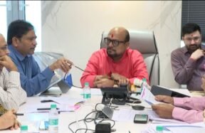 पाणीपुरवठा व स्वच्छतामंत्री गुलाबराव पाटील बैठकीत चर्चा करताना