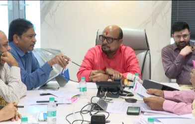 पाणीपुरवठा व स्वच्छतामंत्री गुलाबराव पाटील बैठकीत चर्चा करताना