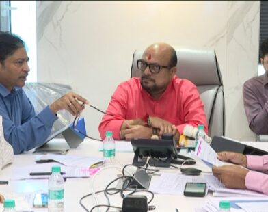 पाणीपुरवठा व स्वच्छतामंत्री गुलाबराव पाटील बैठकीत चर्चा करताना