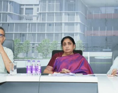 जिल्हाधिकारी कार्यालयात पुणे ग्रोथ हबच्या बैठकीत चर्चा करताना अधिकारी