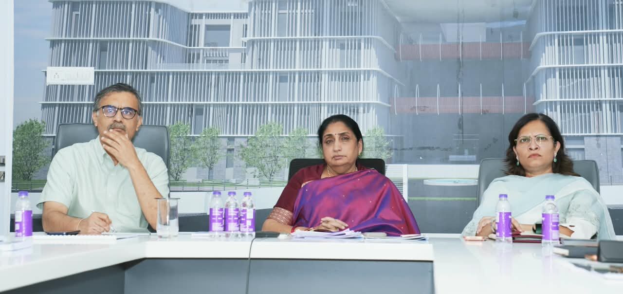 जिल्हाधिकारी कार्यालयात पुणे ग्रोथ हबच्या बैठकीत चर्चा करताना अधिकारी