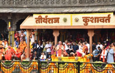 त्र्यंबकेश्वर येथे सिंहस्थ कुंभमेळा ध्वजारोहण सोहळ्यात उपस्थित मुख्यमंत्री देवेंद्र फडणवीस व साधू-महंत