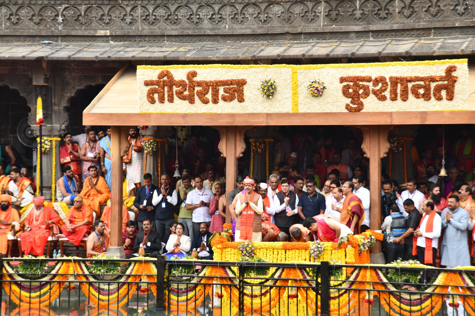 त्र्यंबकेश्वर येथे सिंहस्थ कुंभमेळा ध्वजारोहण सोहळ्यात उपस्थित मुख्यमंत्री देवेंद्र फडणवीस व साधू-महंत