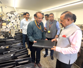 कार्यालय के पुराने और अप्रचलित इलेक्ट्रॉनिक उपकरण
