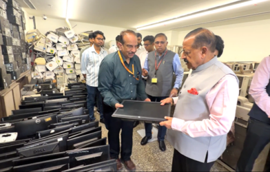 कार्यालय के पुराने और अप्रचलित इलेक्ट्रॉनिक उपकरण