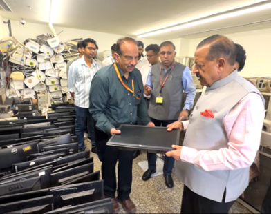 कार्यालय के पुराने और अप्रचलित इलेक्ट्रॉनिक उपकरण
