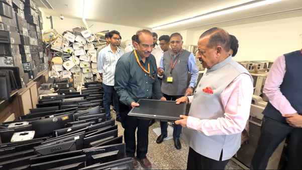 कार्यालय के पुराने और अप्रचलित इलेक्ट्रॉनिक उपकरण