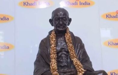 पारंपरिक हथकरघा और वस्त्र निर्माण का दृश्य