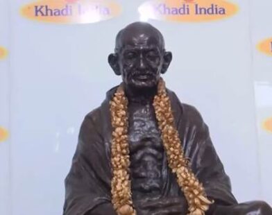 पारंपरिक हथकरघा और वस्त्र निर्माण का दृश्य