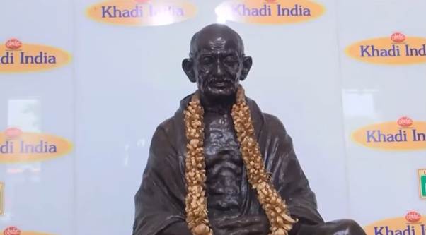 पारंपरिक हथकरघा और वस्त्र निर्माण का दृश्य