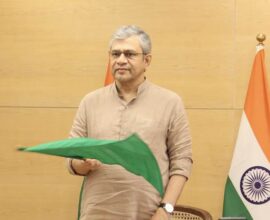 भारतीय रेलवे स्टेशन पर खड़ी एक एक्सप्रेस ट्रेन का दृश्य