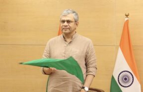 भारतीय रेलवे स्टेशन पर खड़ी एक एक्सप्रेस ट्रेन का दृश्य