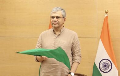भारतीय रेलवे स्टेशन पर खड़ी एक एक्सप्रेस ट्रेन का दृश्य