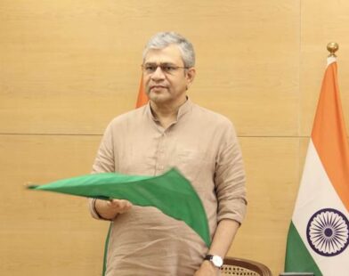 भारतीय रेलवे स्टेशन पर खड़ी एक एक्सप्रेस ट्रेन का दृश्य