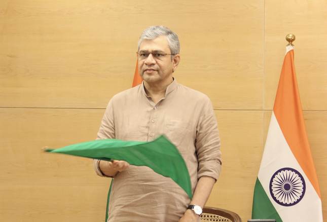 भारतीय रेलवे स्टेशन पर खड़ी एक एक्सप्रेस ट्रेन का दृश्य