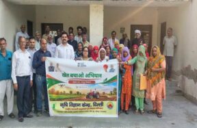खेत में किसानों और कृषि वैज्ञानिकों के बीच संवाद का दृश्य