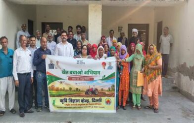 खेत में किसानों और कृषि वैज्ञानिकों के बीच संवाद का दृश्य