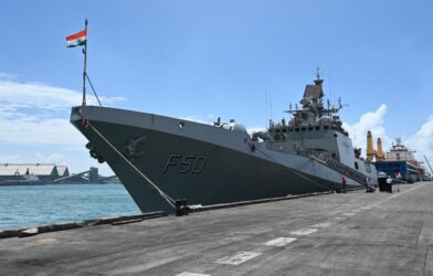 समुद्र तट पर खड़ा भारतीय नौसेना का युद्धपोत