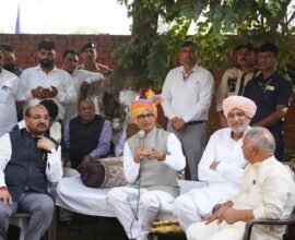 भारतीय किसानों और अधिकारियों की एक बैठक का दृश्य