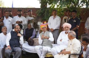 भारतीय किसानों और अधिकारियों की एक बैठक का दृश्य