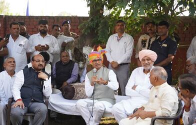 भारतीय किसानों और अधिकारियों की एक बैठक का दृश्य
