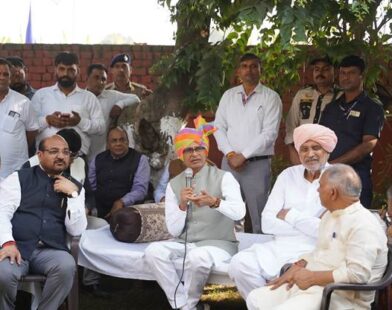 भारतीय किसानों और अधिकारियों की एक बैठक का दृश्य