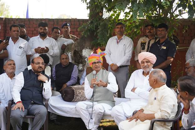 भारतीय किसानों और अधिकारियों की एक बैठक का दृश्य