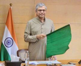 भारतीय रेलवे स्टेशन पर खड़ी एक ट्रेन और रेल ट्रैक का दृश्य
