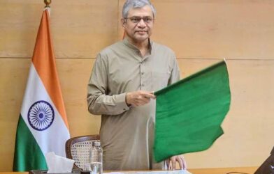 भारतीय रेलवे स्टेशन पर खड़ी एक ट्रेन और रेल ट्रैक का दृश्य