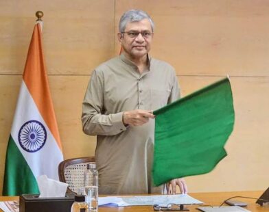 भारतीय रेलवे स्टेशन पर खड़ी एक ट्रेन और रेल ट्रैक का दृश्य