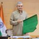 भारतीय रेलवे स्टेशन पर खड़ी एक ट्रेन और रेल ट्रैक का दृश्य
