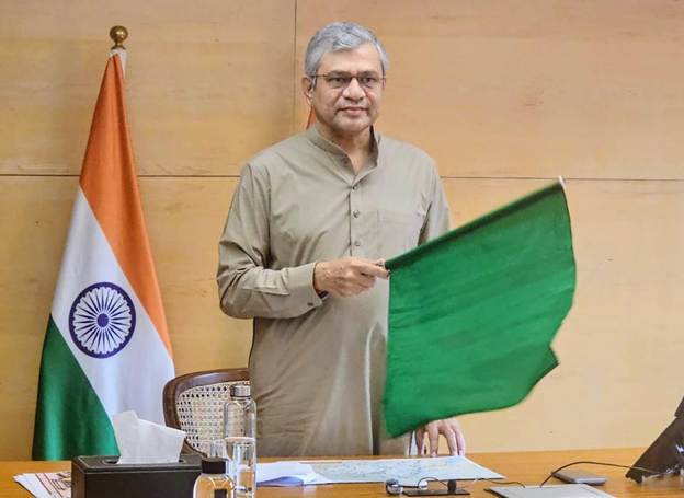 भारतीय रेलवे स्टेशन पर खड़ी एक ट्रेन और रेल ट्रैक का दृश्य