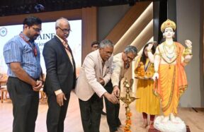 चिकित्सा अनुसंधान और आधुनिक प्रयोगशाला का एक दृश्य